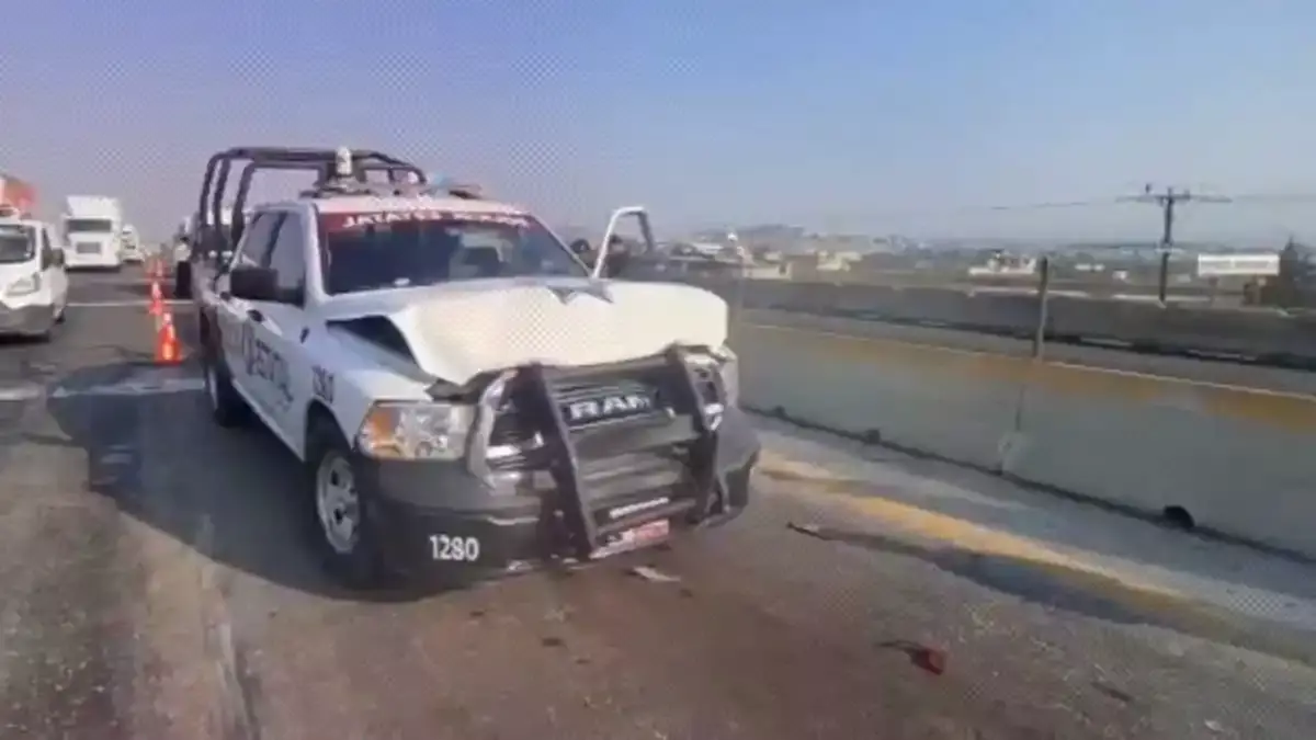 Patrullas de la Policía Estatal chocan en la caseta de Amozoc.