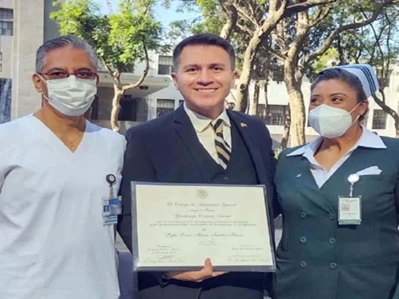 Erick Alberto Landeros Olvera obtuvo el Reconocimiento al Mérito en Enfermería