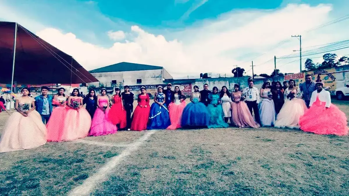Estación de radio festeja a quinceañeras de Tlatlauquitepec; llegaron 1500 personas y 5 grupos