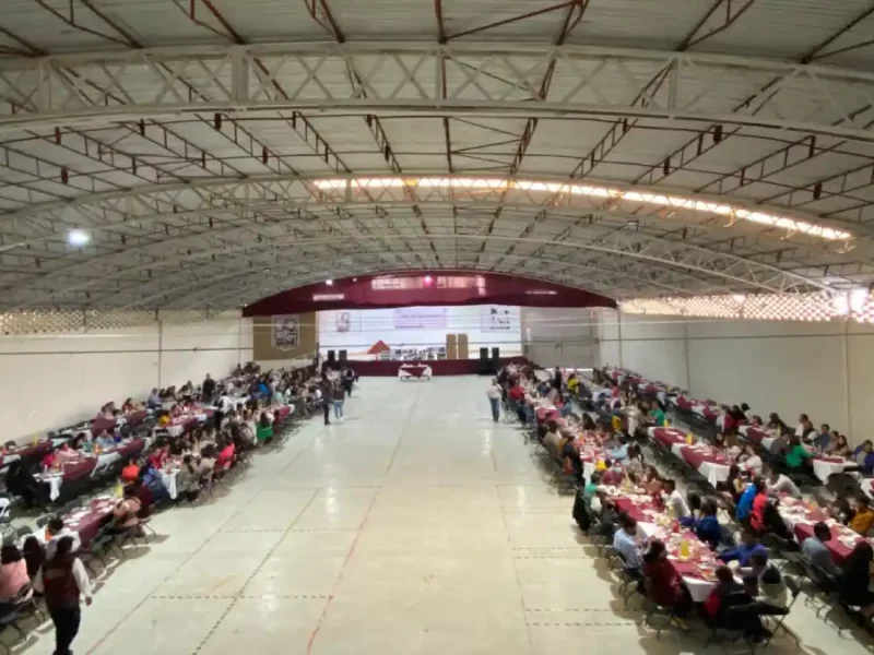 Ayuntamiento de Libres realiza festejo del Día del maestro.