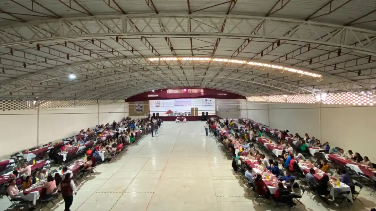 Ayuntamiento de Libres realiza festejo del Día del maestro.