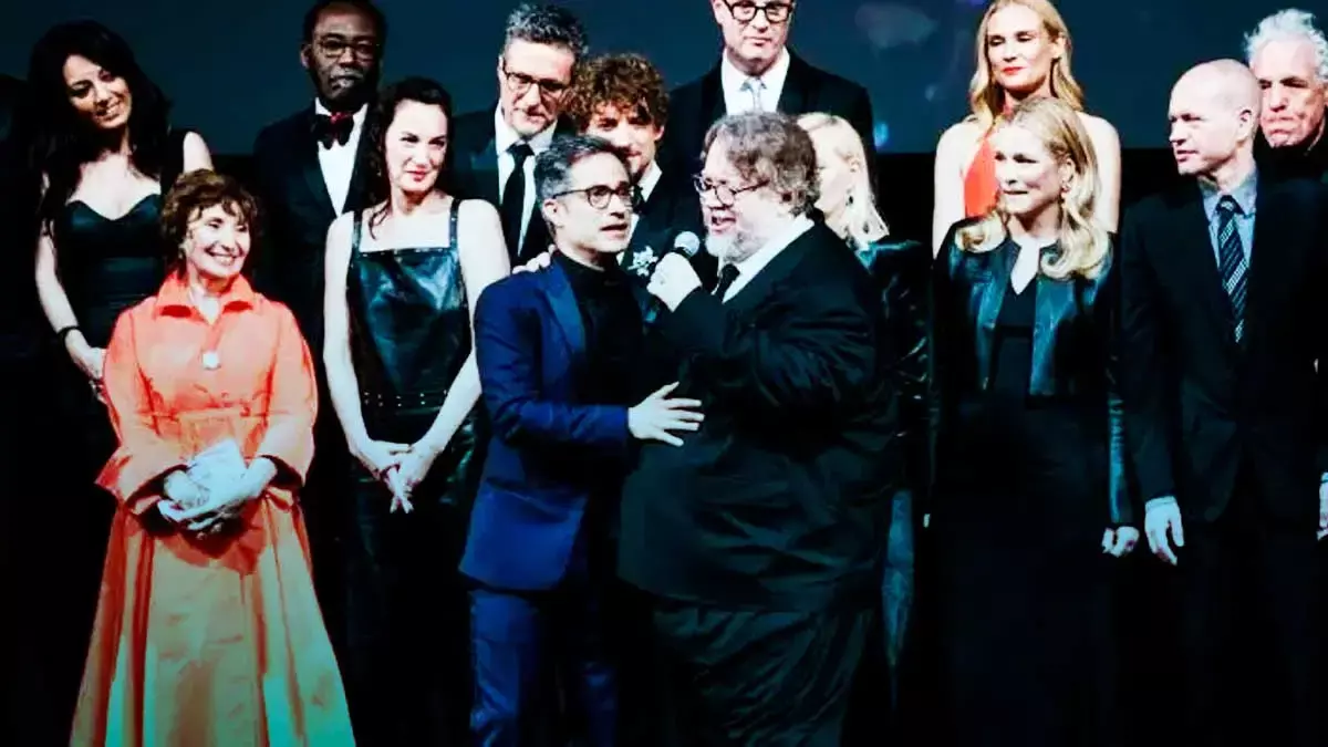 Gael García y Guillermo del Toro cantan una ranchera en el Festival de Cannes