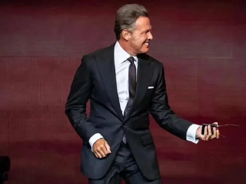 Captan a Luis Miguel en centro comercial de EU; luce rejuvenecido