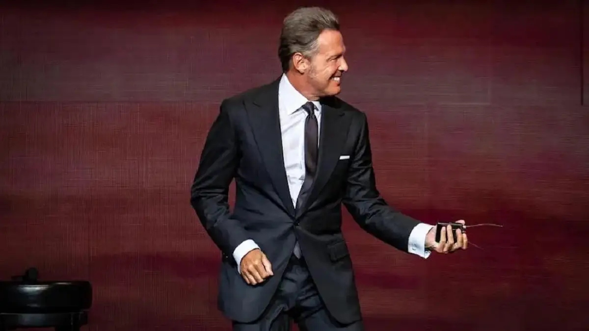 Captan a Luis Miguel en centro comercial de EU; luce rejuvenecido