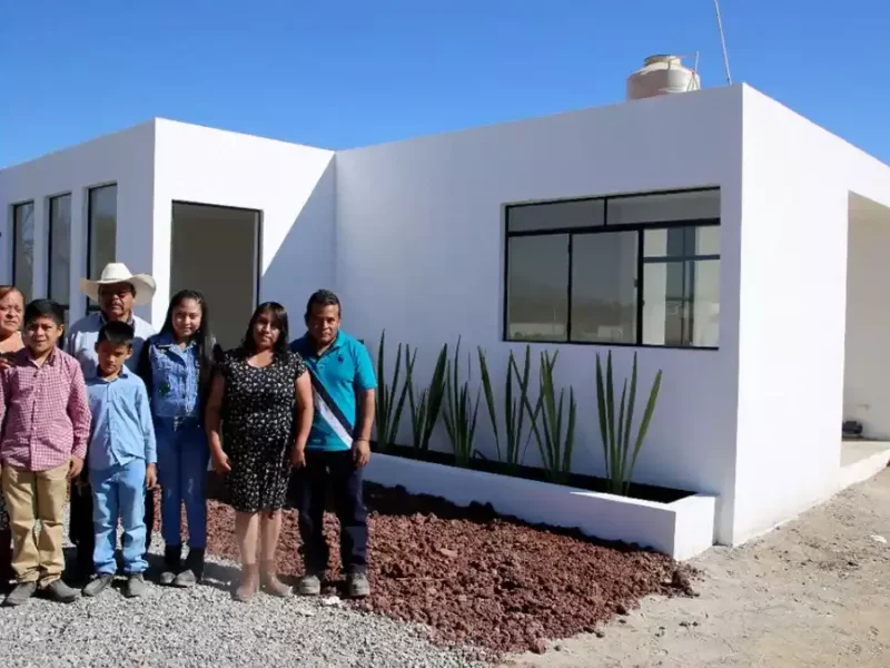 Entregan casa a la familia afectada por el socavón en Puebla.
