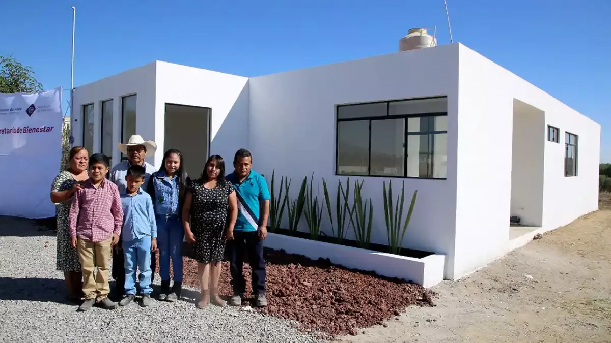 Entregan casa a la familia afectada por el socavón en Puebla.
