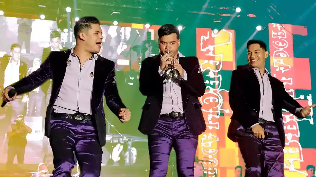 La Arrolladora Banda El Limón.