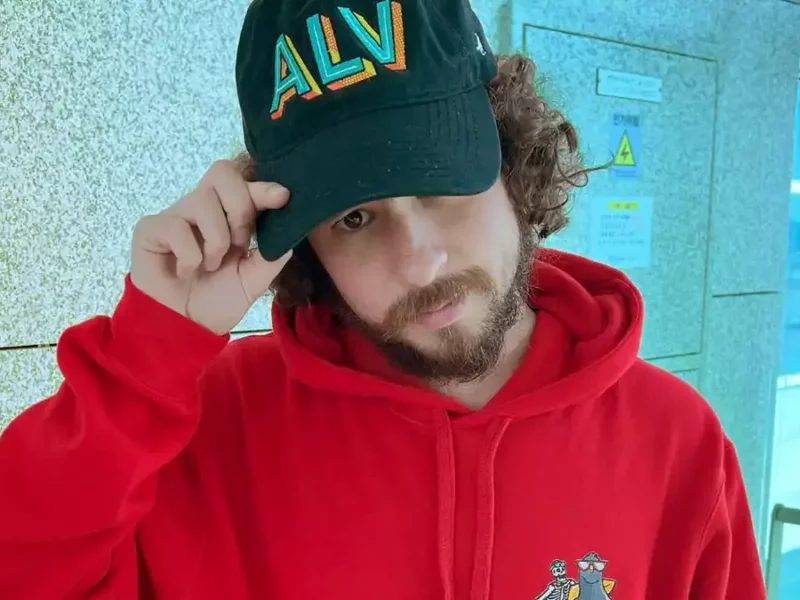 ¡Qué soberbia! Luisito Comunica se porta grosero y  niega foto a sus fans
