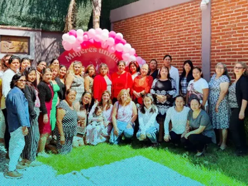 Mujeres Unidas festejó a mamá con un desayuno y rosas