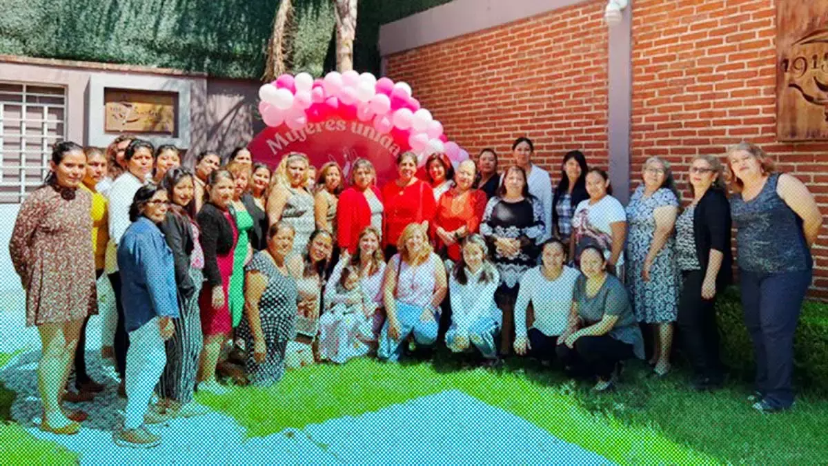 Mujeres Unidas festejó a mamá con un desayuno y rosas