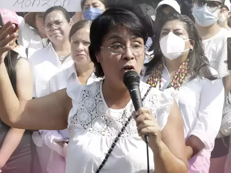 Mujeres exigen justicia frente a la Fiscalía de Puebla por el asesinato de Cecilia Monzón