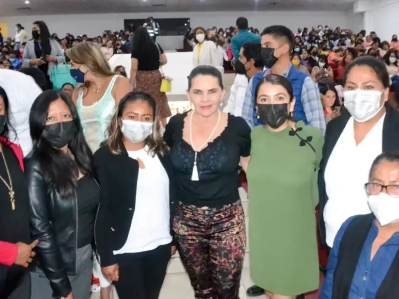Norma Layón participa en el foro de liderazgo y habilidades de incidencia.