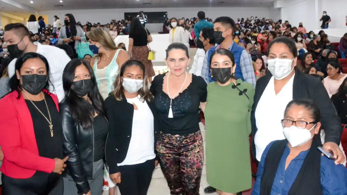 Norma Layón participa en el foro de liderazgo y habilidades de incidencia.