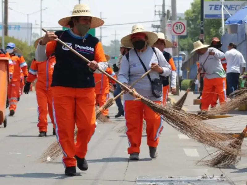 Trabajadores del Ayuntamiento de Puebla colaboraron a mantener el saldo blanco tras el desfile del 5 de mayo.