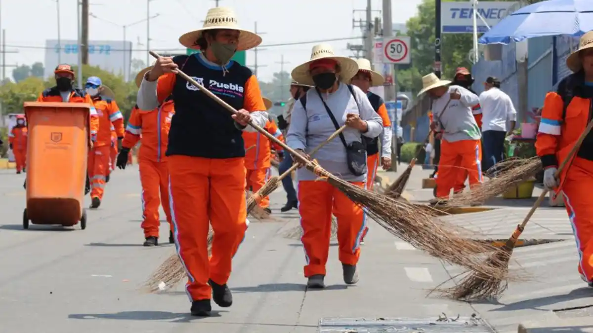 Trabajadores del Ayuntamiento de Puebla colaboraron a mantener el saldo blanco tras el desfile del 5 de mayo.