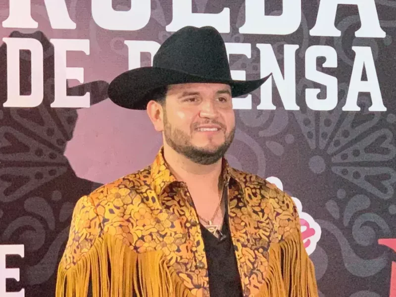 Niño sube a cantar con Edén Muñoz y se roba el show en el Palenque de Puebla