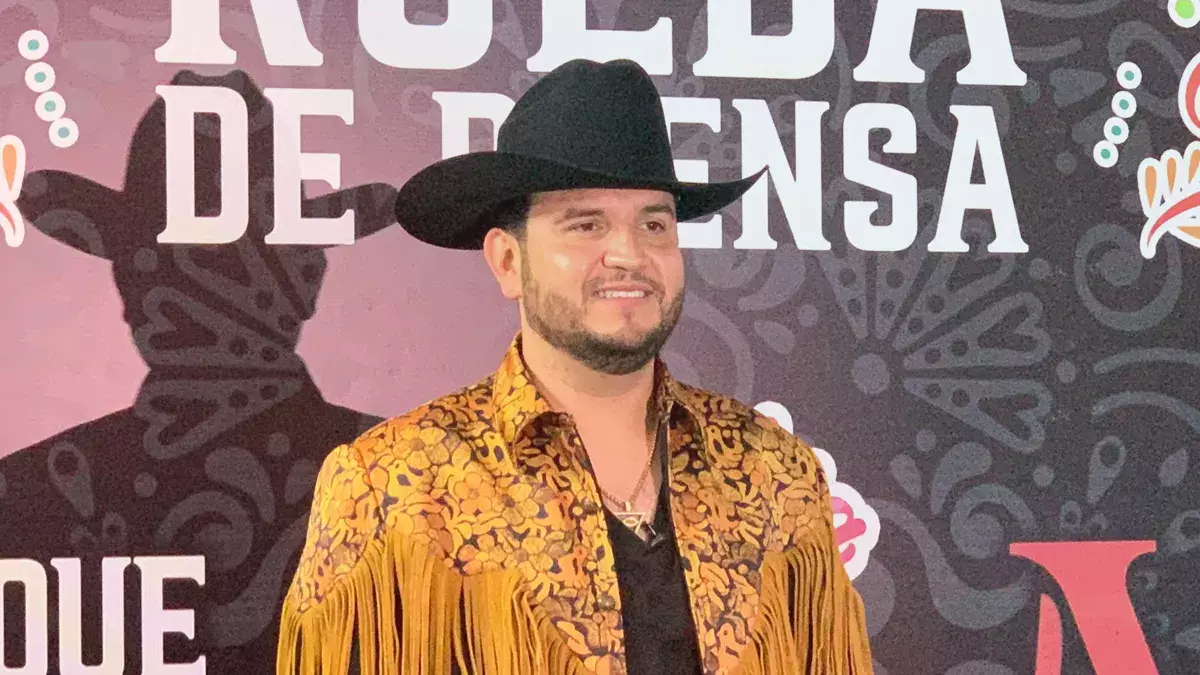 Niño sube a cantar con Edén Muñoz y se roba el show en el Palenque de Puebla