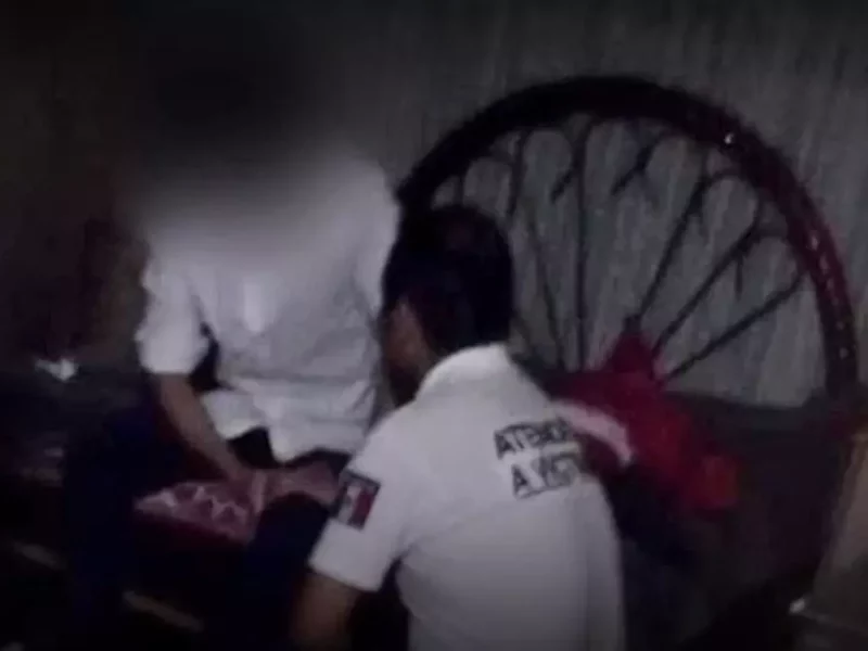 Policías lo convencen de no lanzarse del techo de su casa en Puebla.