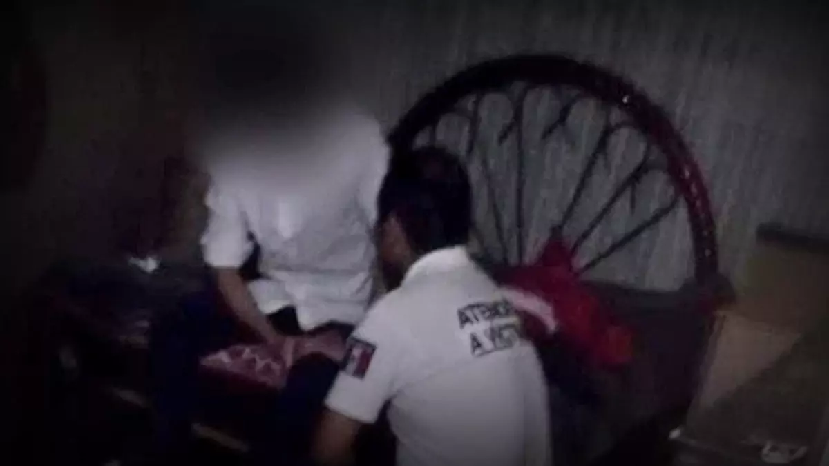 Policías lo convencen de no lanzarse del techo de su casa en Puebla.