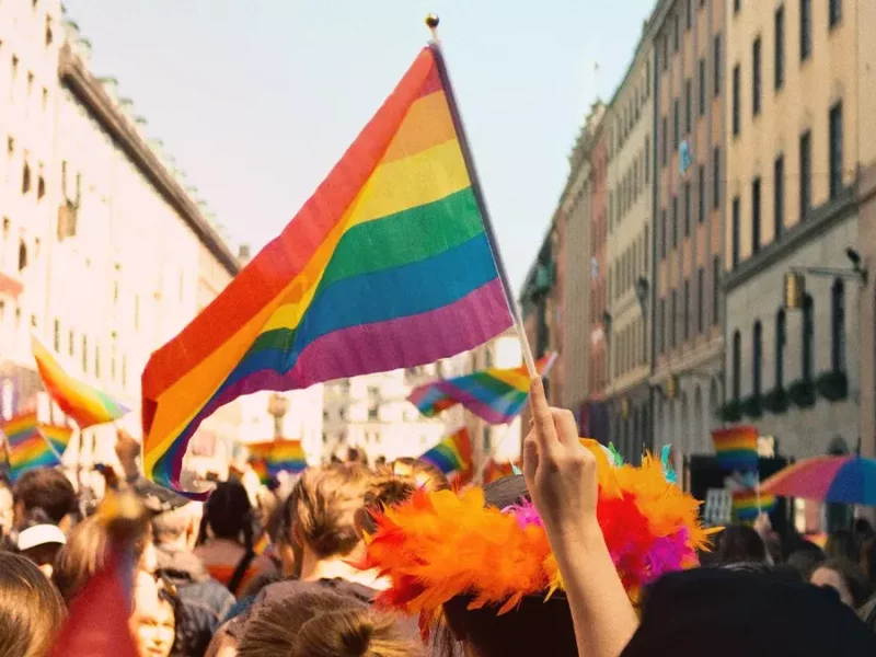 ¿Por qué se conmemora el Día Internacional contra la Homofobia, la Transfobia y la Bifobia?