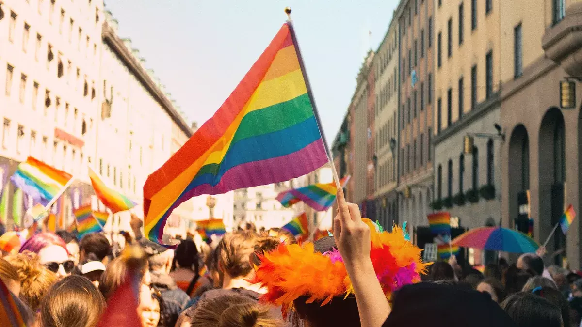 ¿Por qué se conmemora el Día Internacional contra la Homofobia, la Transfobia y la Bifobia?