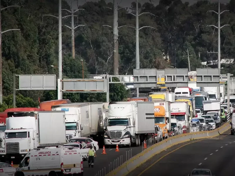 Vecinos de Río Frío bloquean la México-Puebla.