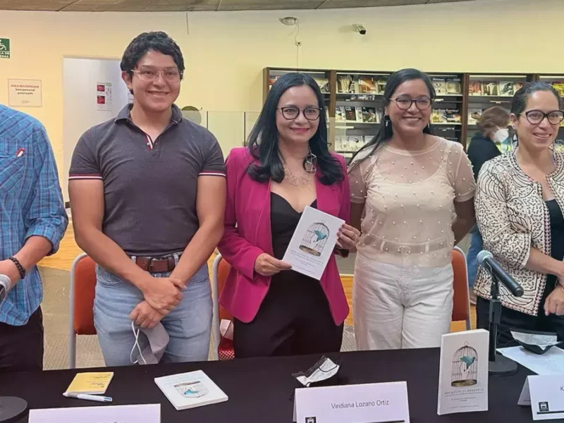 Presentan libro que recopila testimonios de la pandemia de covid-19 en Puebla