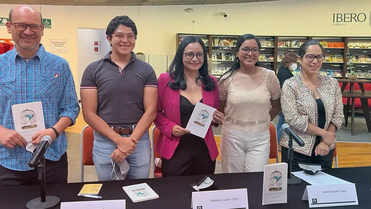 Presentan libro que recopila testimonios de la pandemia de covid-19 en Puebla