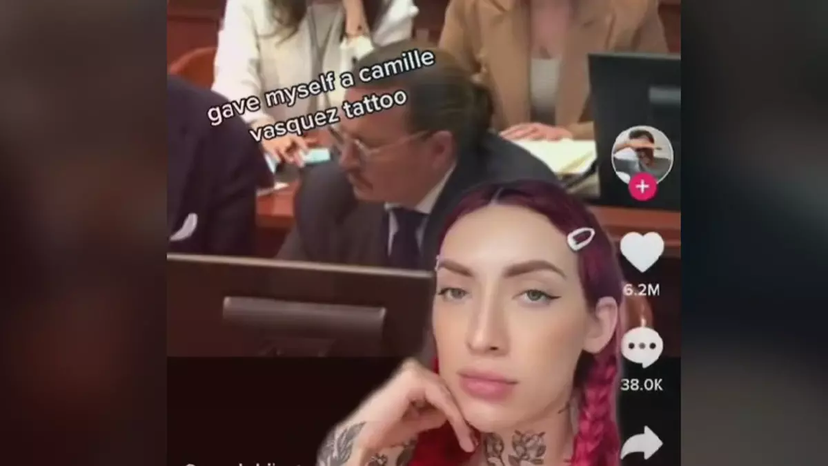 Tiktoker se tatúa el rostro de Camille Vázquez, la abogada de Johnny Deep