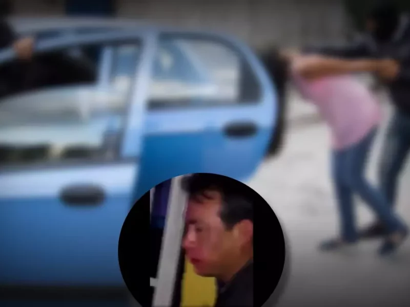 Vecinos golpean a sujeto que intentó secuestrar a una joven en Puebla.