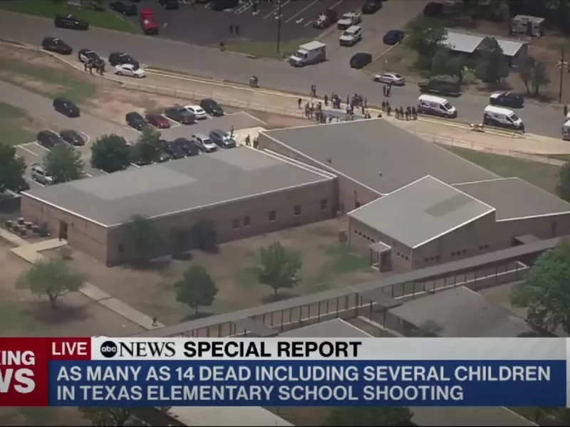Balacera en escuela de Texas deja 2 muertos.