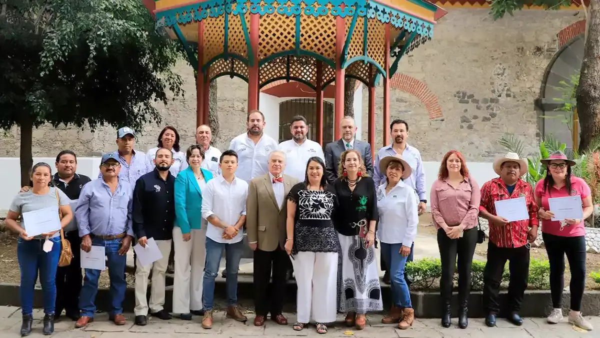 Productores de mezcal en Puebla.