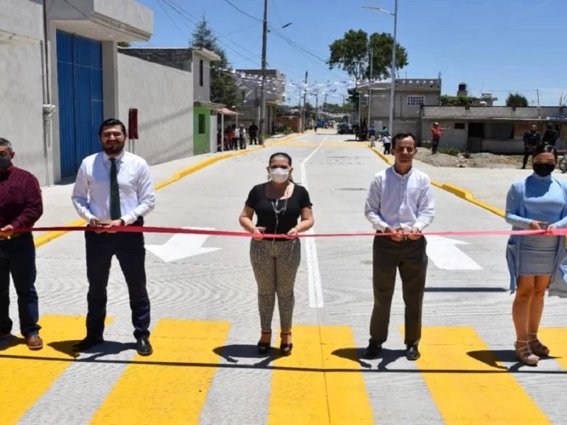 Pavimentan calle en Santa María Moyotzingo.