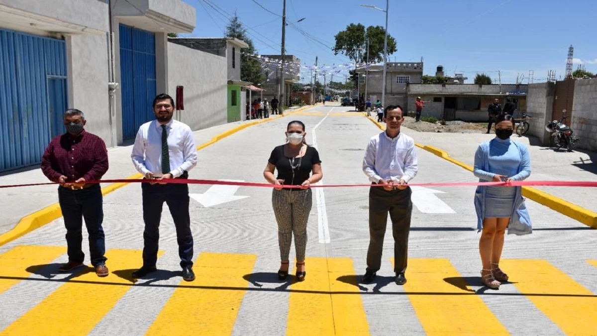 Pavimentan calle en Santa María Moyotzingo.