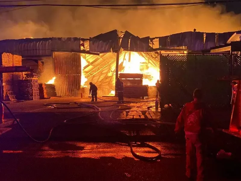Incendio consumió una fábrica en San Andrés Cholula.