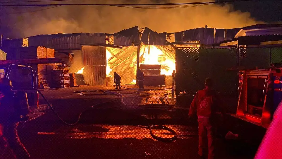 Incendio consumió una fábrica en San Andrés Cholula.