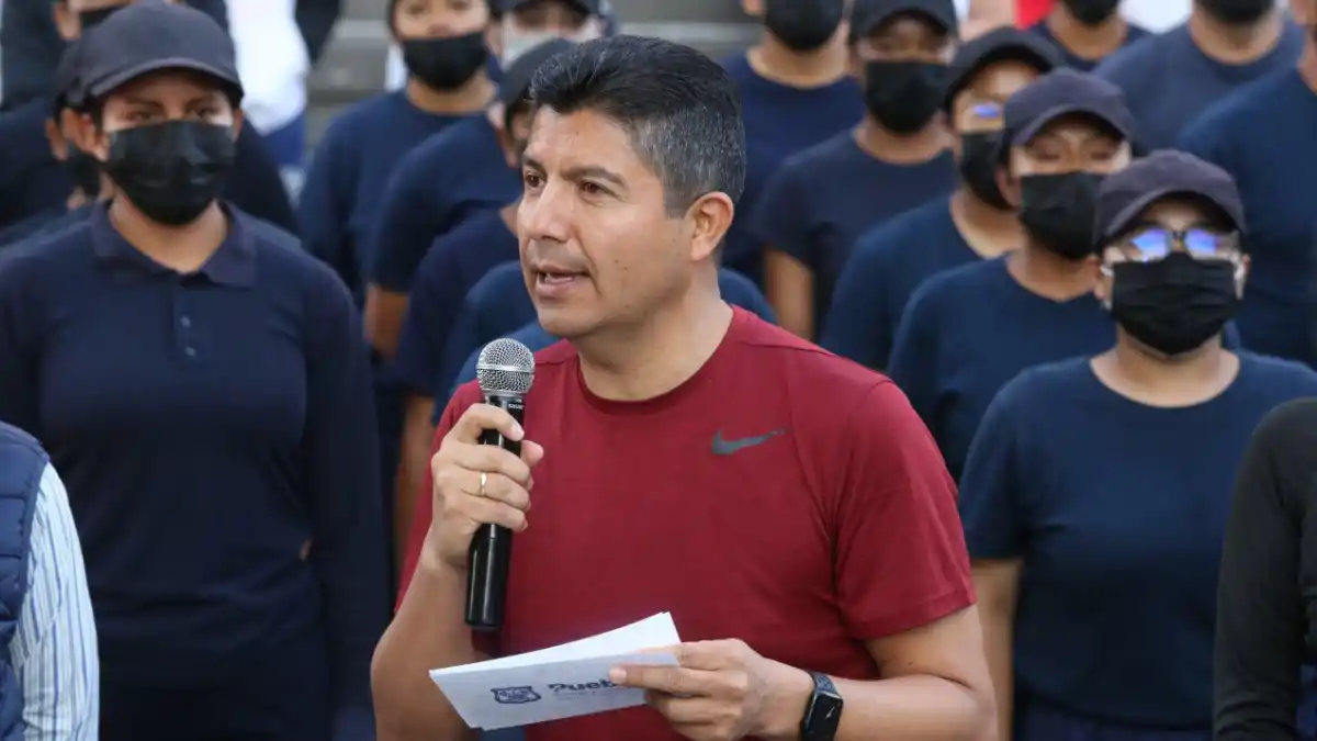 Eduardo Rivera Pérez encabeza carrera recreativa con cadetes.