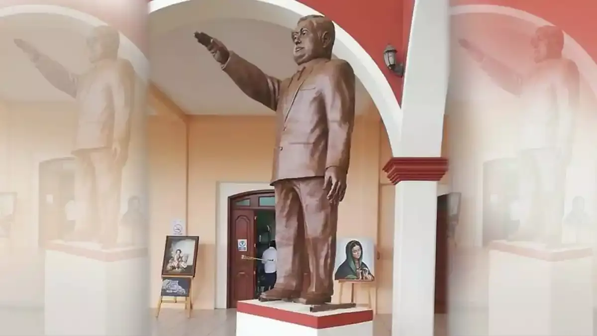 Supuesta estatua de Miguel Barbosa.