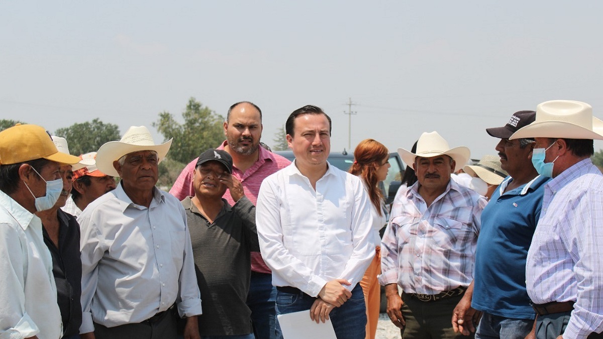 Gobierno municipal mejora caminos de Tecamachalco