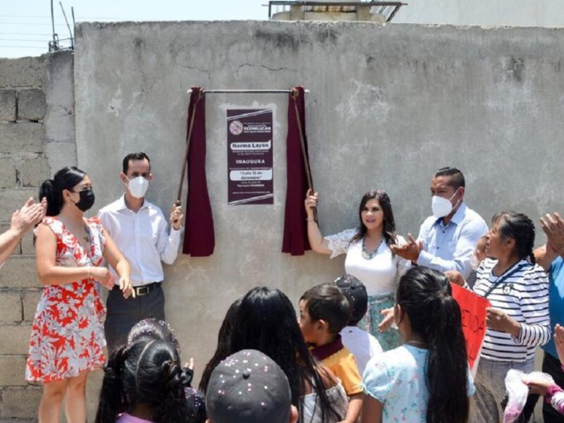 Norma Layón entrega pavimentación de calle 12 de diciembre en San Lucas Atoyatenco