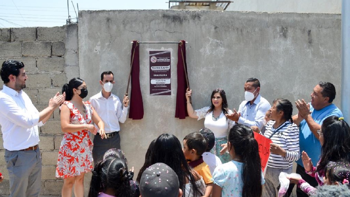 Norma Layón entrega pavimentación de calle 12 de diciembre en San Lucas Atoyatenco