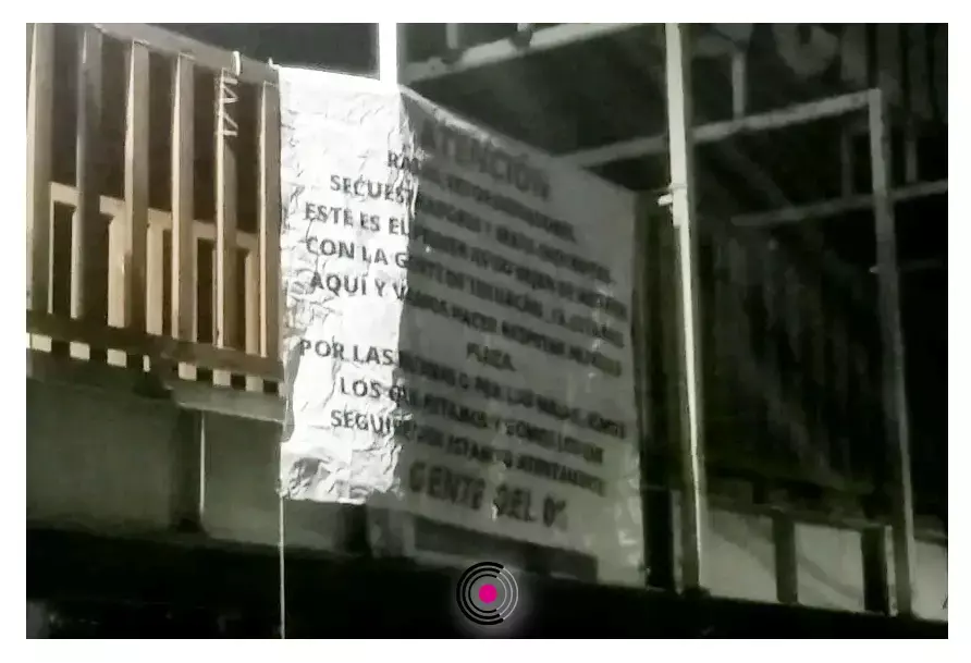La manta estaba firmada por un grupo llamado “Gente del 01”.