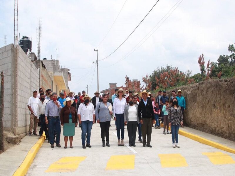 Angélica Alvarado inaugura obra de pavimentación con concreto hidráulico de la calle las palmas en Nepopualco