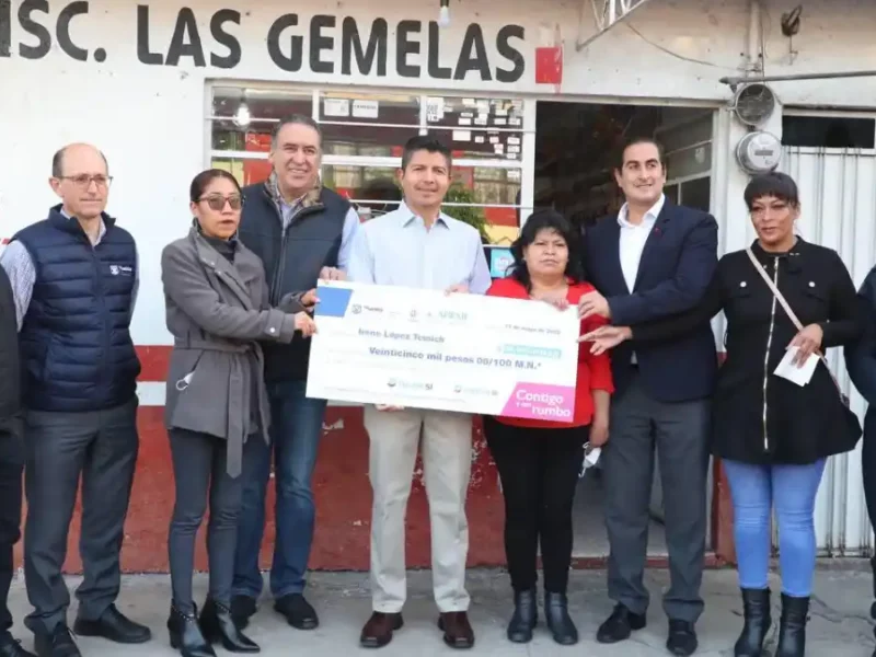 Eduardo Rivera Pérez entrega primer cheque del programa créditos contigo.
