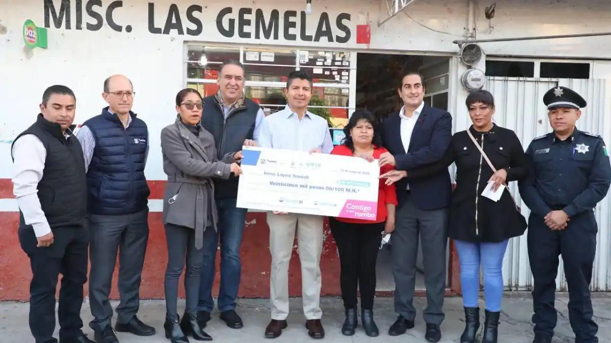 Eduardo Rivera Pérez entrega primer cheque del programa créditos contigo.