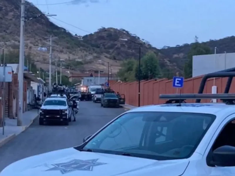 Seis personas son asesinadas frente a escuela en poblado de Salamanca.