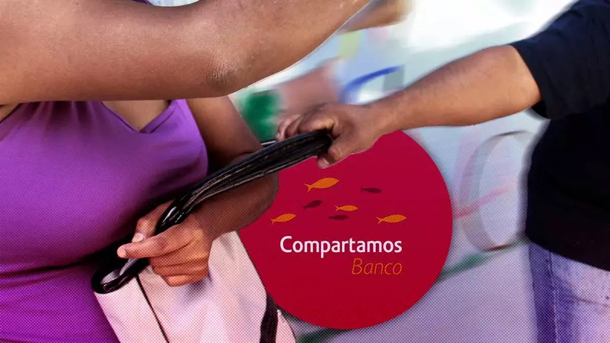 Dos cuentahabientes fueron asaltados en una sucursal de Compartamos Banco.