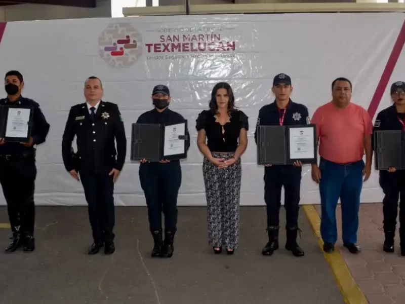 Norma Layón entrega Certificado Único Policial en Texmelucan.