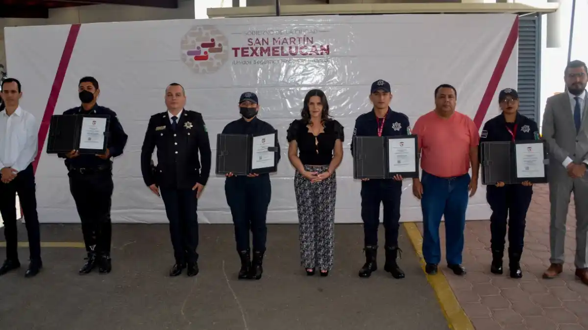 Norma Layón entrega Certificado Único Policial en Texmelucan.