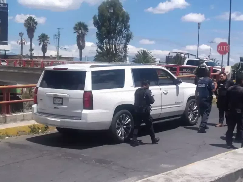 Asegura camionetas en Lomas de Angelópolis.